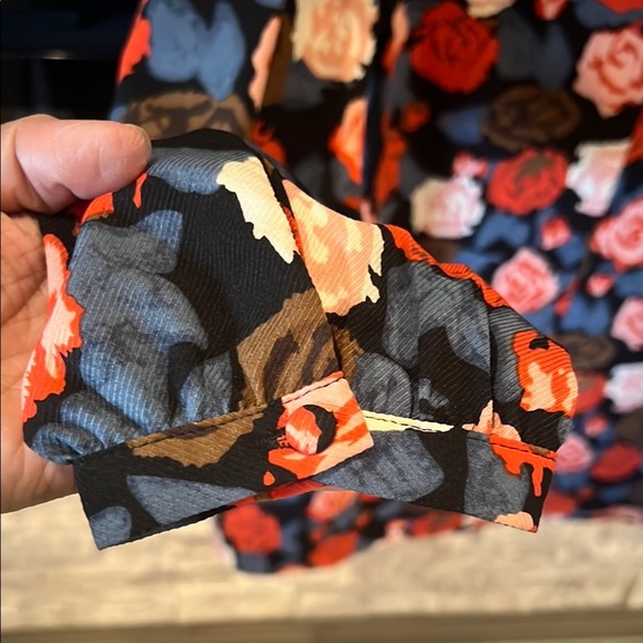 Aakaa Medium Floral Long Sleeve Top - Picture 8 of 10